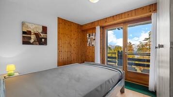 1 bedroom, bed sheets