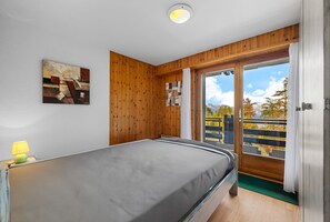 1 bedroom, bed sheets