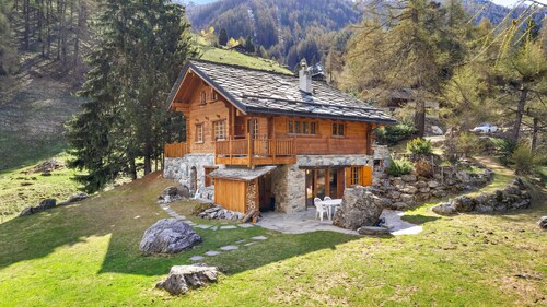 Chalet La Verne - upper apartment - 9 people