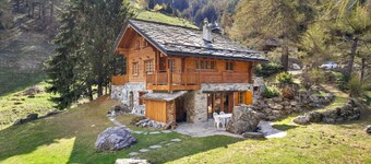 Chalet La Verne - upper apartment - 9 people