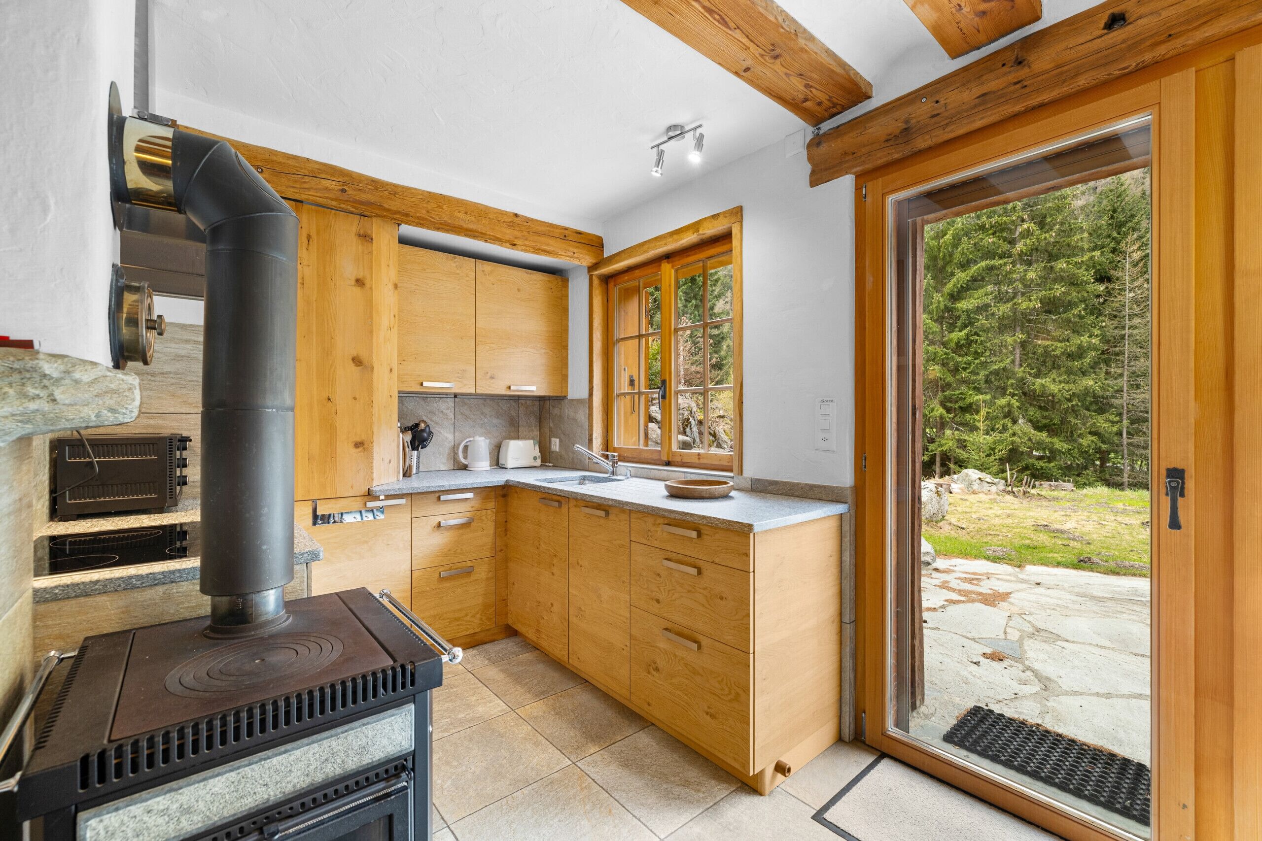 Fridge, oven, dishwasher, cookware/dishes/utensils