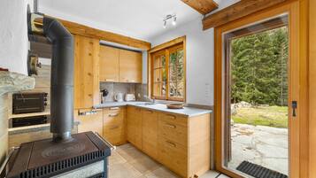 Fridge, oven, dishwasher, cookware/dishes/utensils