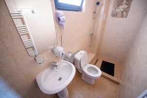 Artículos de tocador gratuitos, secador de pelo, toallas, shampoo