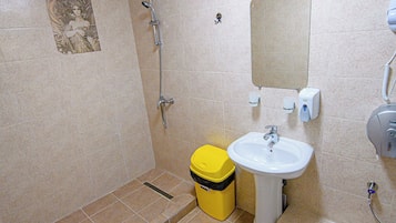 Artículos de tocador gratuitos, secador de pelo, toallas, shampoo