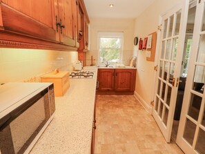 Cookware/dishes/utensils - Flat 17 (Keswick)