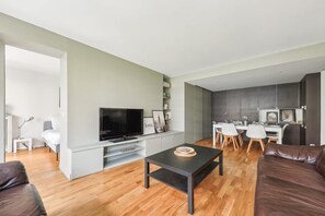 Living area - Spacious Apartment With Balcony -11th- Mobility le (Paris)