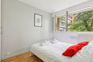 3 bedrooms - Spacious Apartment With Balcony -11th- Mobility le (Paris)