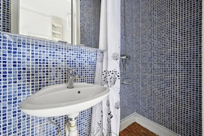 Studio, Smoking | Bathroom