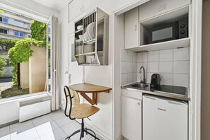 Studio, Smoking | Private kitchenette