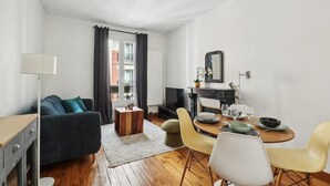 Living area - Warm Apartment - Montmartre - Mobility Lease (Paris)