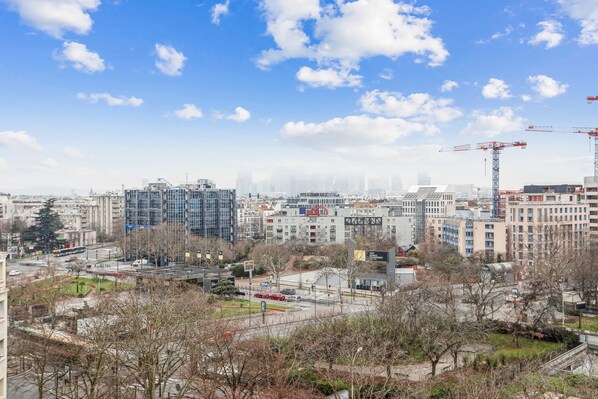 A cityscape with modern buildings, construction cranes, and a clear sky. - Charmant Appt Avec Balcon - Ternes- Bail Mobilit (Paris)