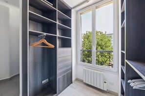 Apartment | Schrank
