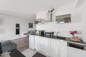 Apartment | Private kitchen - Spacious Studio Balcony -La D Fense-bail Mobilit (Courbevoie)