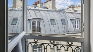 A view of a building with multiple windows and a balcony. - Cosy Studio - Rue de Dunkerque - Mobility Lease (Paris)