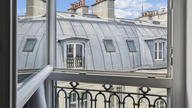 Vista de un edificio con varias ventanas y un balcón.