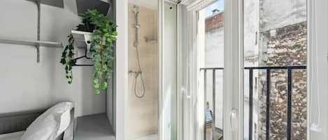 Estudio | Regadera en el baño