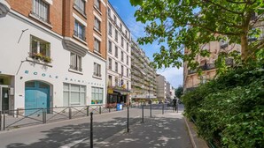A street with a row of buildings, including a building with a sign that reads "Ecole Saint-Joseph". - Cozy Studio - Rue Saint Maur - Mobility Lease (Paris)