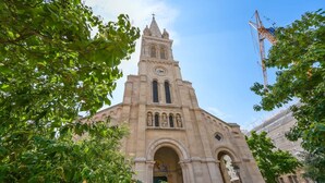 A historic church with a prominent bell tower and arched entrance. - Cozy Studio - Rue Saint Maur - Mobility Lease (Paris)