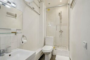 A modern bathroom with a toilet, sink, and shower. - Cosy 2P Studio in the Heart of the Marais (Paris)