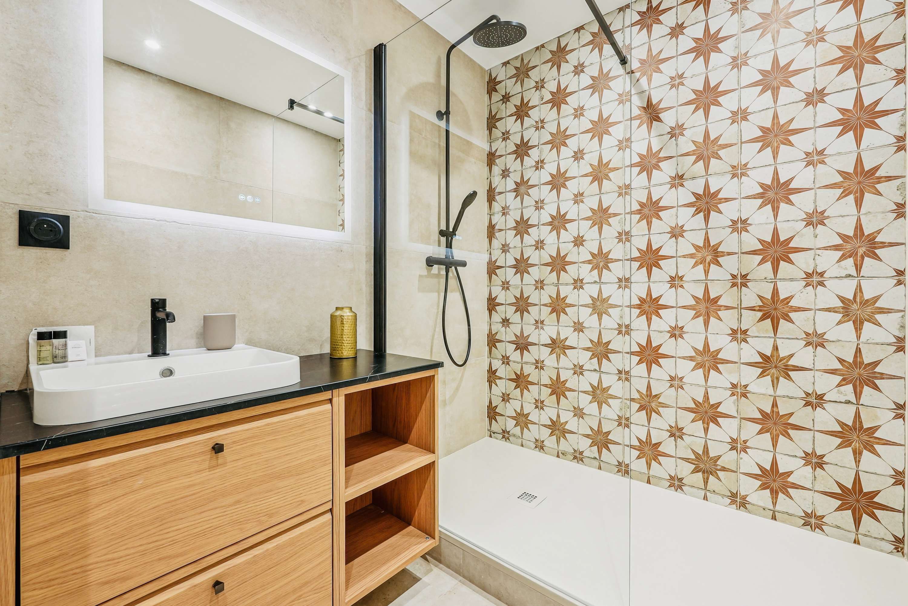 Ein modernes Badezimmer mit großem Spiegel, Waschbecken und Dusche.