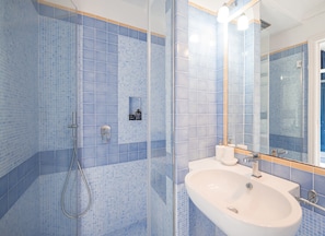Shower, bidet, towels