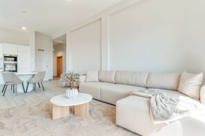 Apartamento Confort, balcón, vistas al mar | Zona de estar | Una televisión de pantalla plana