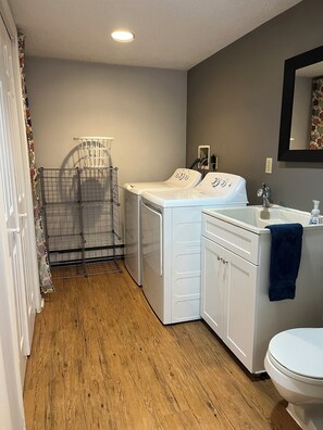 Haartrockner, Handtücher, Seife, Shampoo