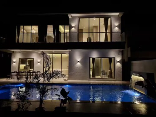 The Villa Exotica w/ Pool, Lawn & Indoor Games