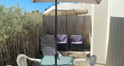 Ground floor apartment in quiet seafront residence, enclosed terrace and parking space