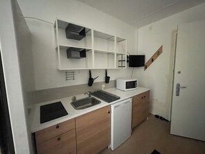 Fridge, microwave, stovetop, coffee/tea maker