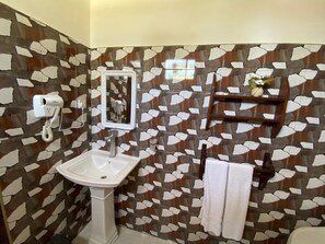 高級雙人或雙床房, 露台, 海景 | 浴室 | 淋浴設備、風筒、提供毛巾、番梘