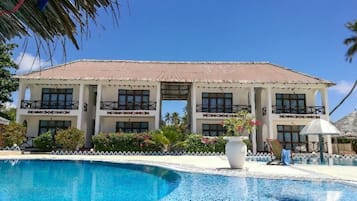 3 albercas al aire libre