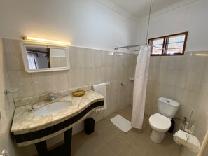 Junior-Suite, Balkon, Gartenblick | Badezimmer