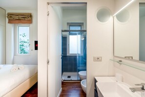 Regadera, secadora de cabello, bidet, toallas 