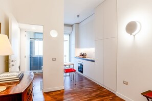 Refrigerador, parrilla de estufa, lavavajillas y tetera eléctrica 