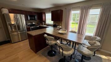 Fridge, microwave, stovetop, dishwasher