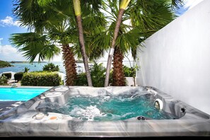 مغطس سبا خارجي