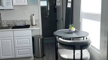 Geladeira, micro-ondas, cooktop, cafeteira/chaleira