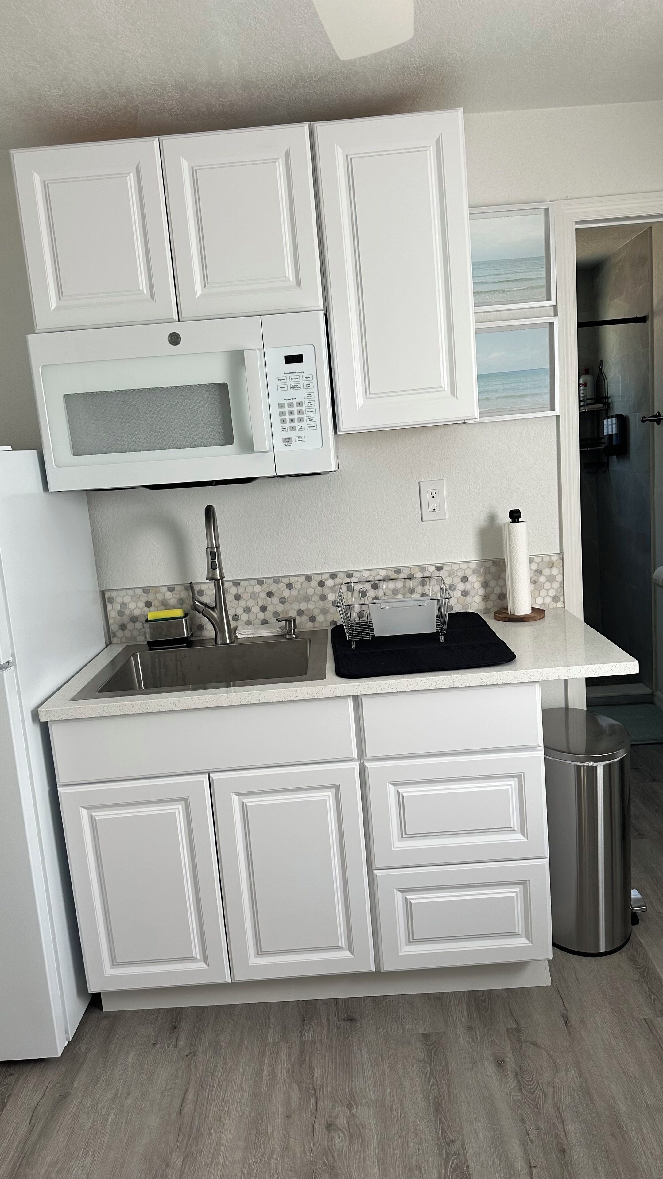 Kjøleskap, mikrobølgeovn, kokeplater og kaffetrakter/tekoker