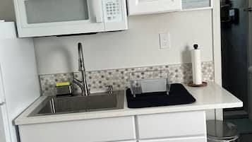 Jääkaappi, mikroaaltouuni, liesi, kahvin-/teenkeitin