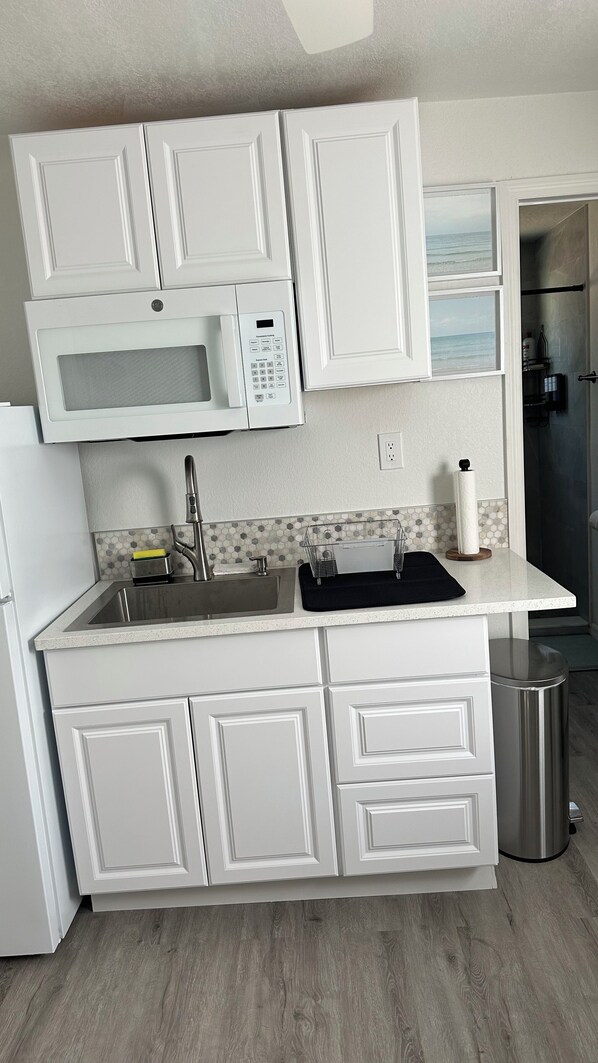 Jääkaappi, mikroaaltouuni, liesi, kahvin-/teenkeitin