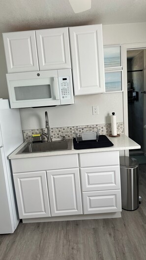 ثلاجة، ميكروويف، موقد طهي مسطح، ماكينة لصنع القهوة/الشاي