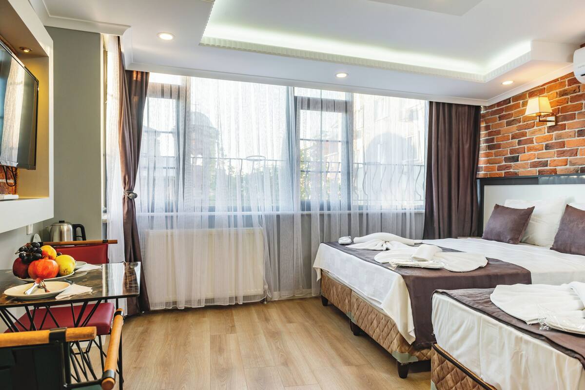 Comfort Triple Room, City View | In-room safe, free WiFi