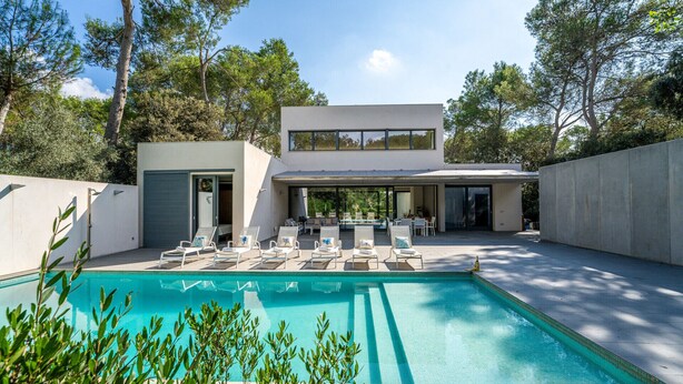 A modern house with a swimming pool, outdoor seating, and a patio area. - Villa Alzina house with pool in Majorca (Sa Pobla)
