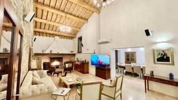 TV, fireplace, ping pong, stereo