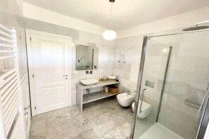 Hair dryer, towels - Luxury Villa Podere Del Grasso, Tuscany, ITALY (Castel del Piano)