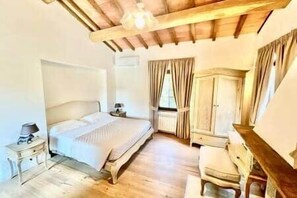 Iron/ironing board, WiFi, bed sheets - Luxury Villa Podere Del Grasso, Tuscany, ITALY (Castel del Piano)