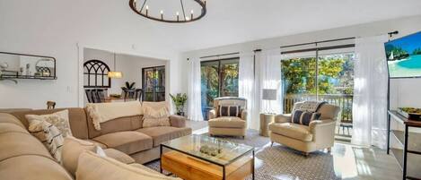 Smart TV, fireplace