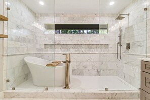 Douche, sèche-cheveux, serviettes fournies