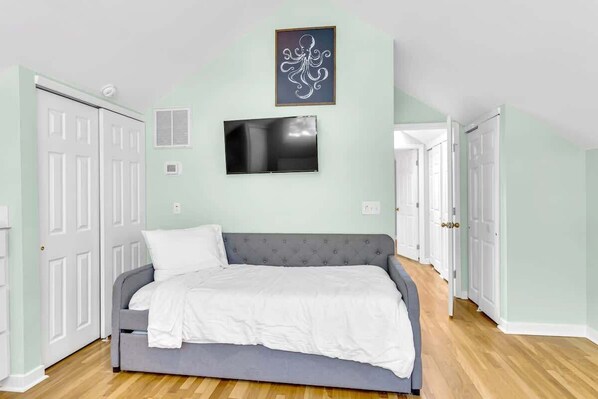 4 bedrooms, iron/ironing board, free WiFi, bed sheets